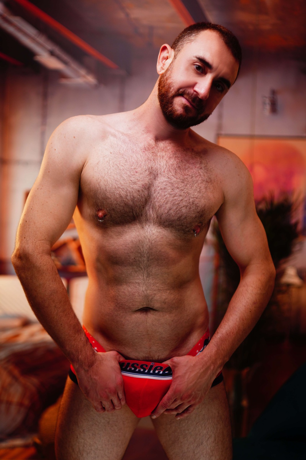 chico gay tiene cuerpo atlético y bien cuidado