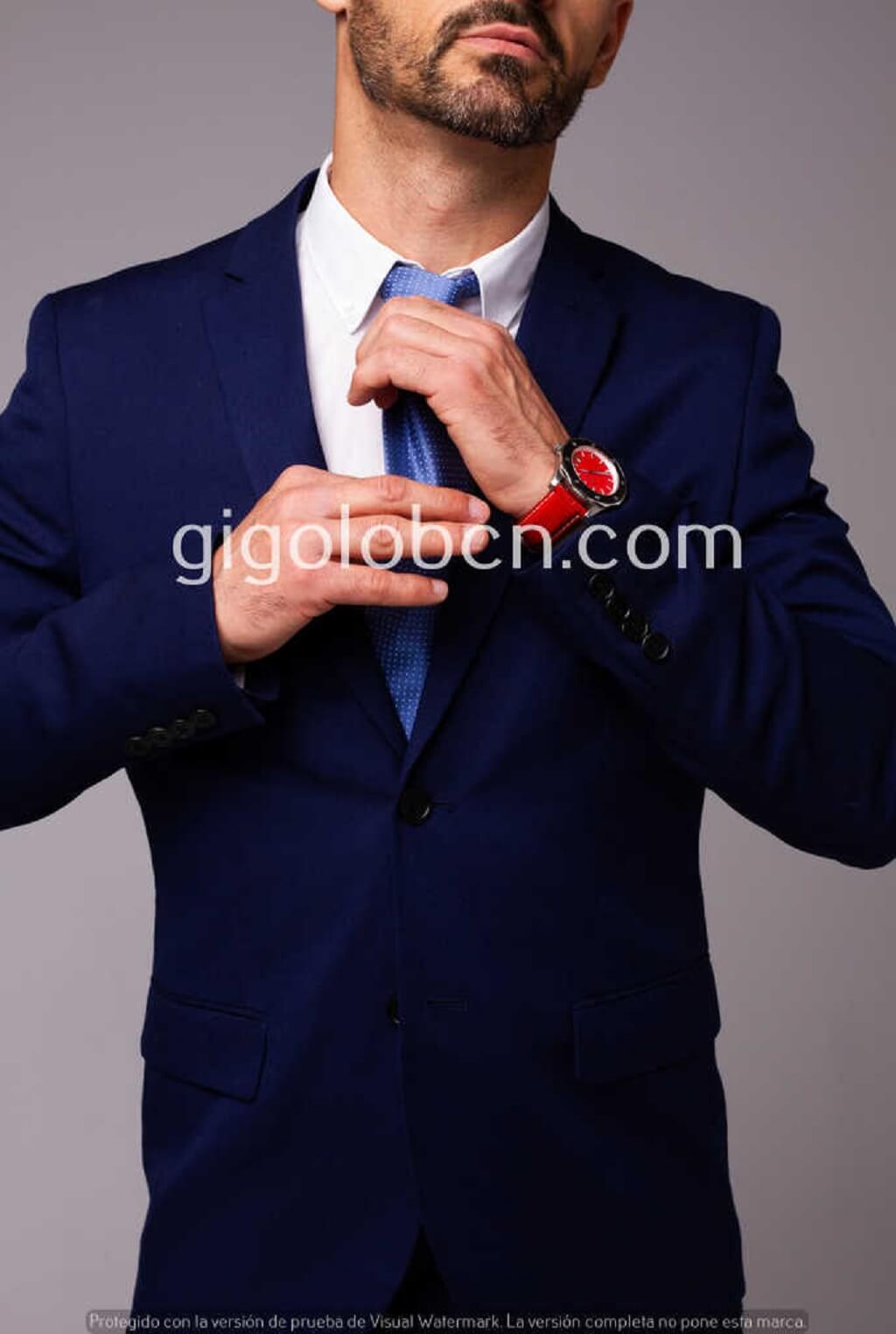 elegante gigolo en traje y reloj rojo