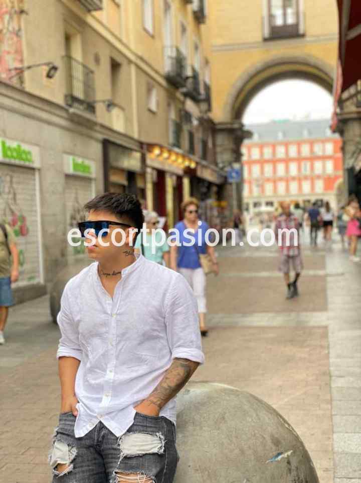 hombre joven en la calle con camisa blanca espera tener citas