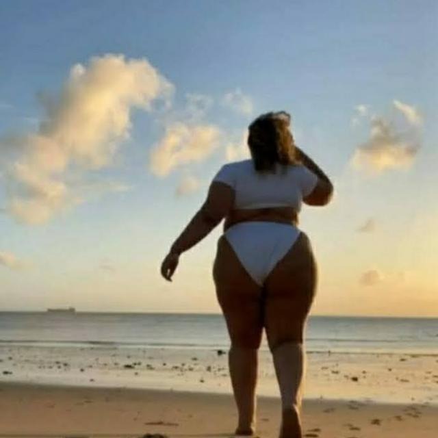 Curvy girl alta en la playa espero a tener citas.